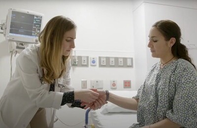 Кодирование Аквилонг в Сальске Врач держит пациентку за руку