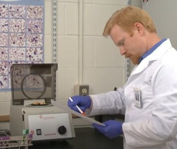 Клиника лечения наркозависимости в Сальске Врач в кабинете клиники