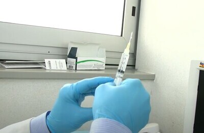 Проведение кодирования Вивитролом в Сальске Шприц с Вивитролом в руках у врача